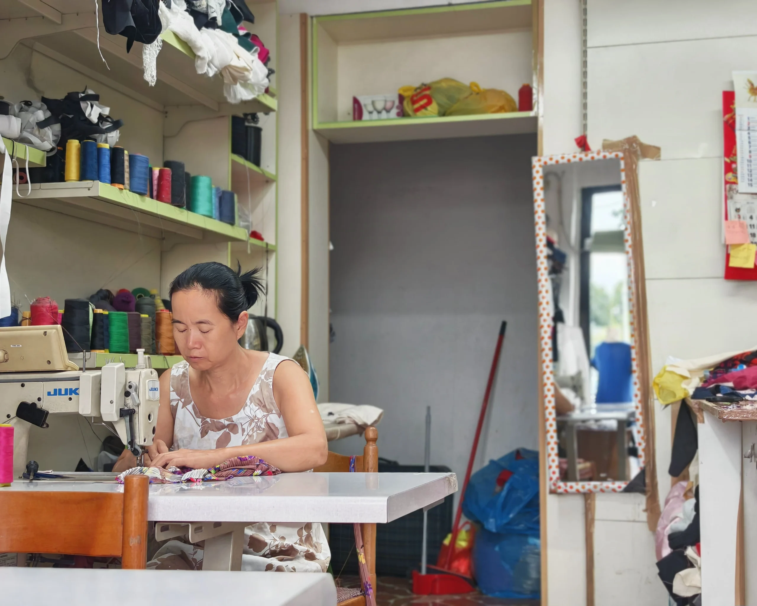 sartoria zj zhou wenzhen durante il lavoro